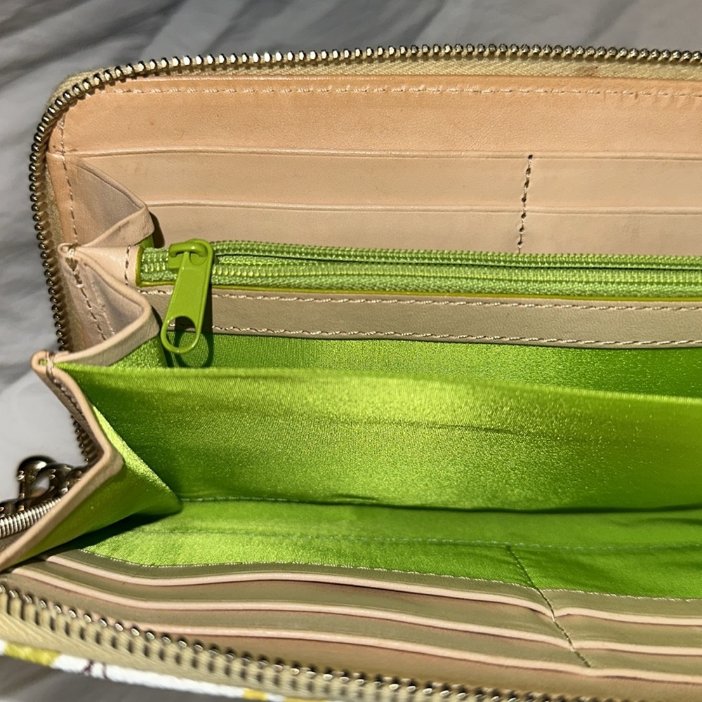 Dooney & Bourke Disney Parks Flower & Garden 25th Anniversary Wallet 2018 - Picture 12 of 17